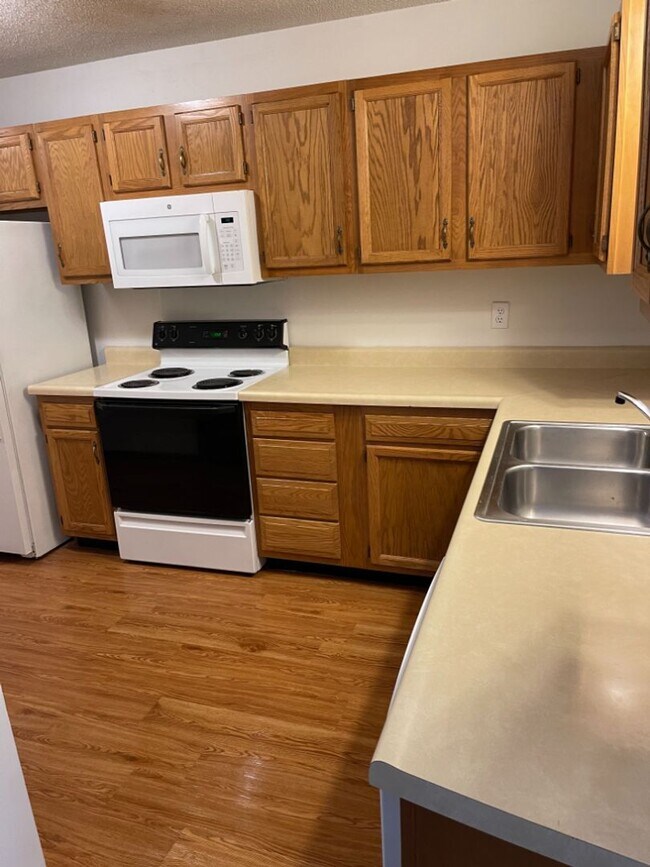 Building Photo - 2BR/2BA with W/D Included! AVAIL. 5/1/26