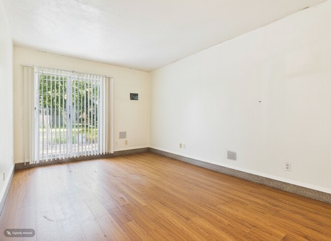 Building Photo - 1515 Pine Ridge Dr