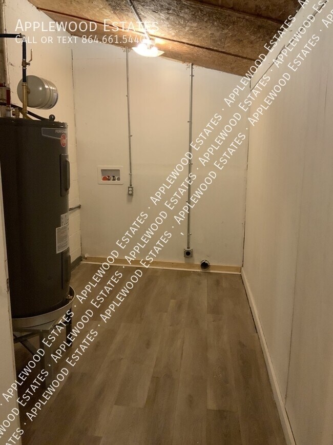 Building Photo - 131 E Main St