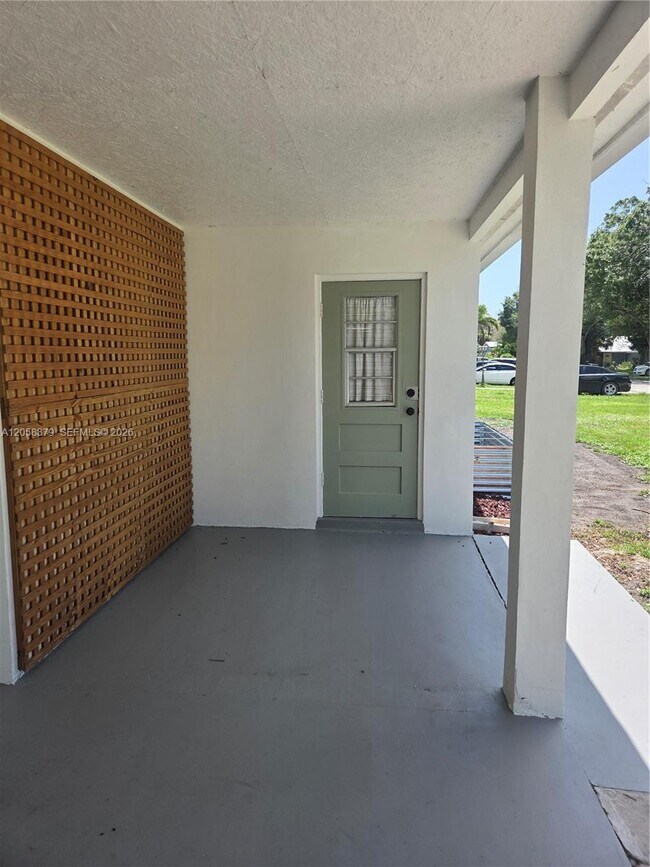 Building Photo - 338 Hosbine St