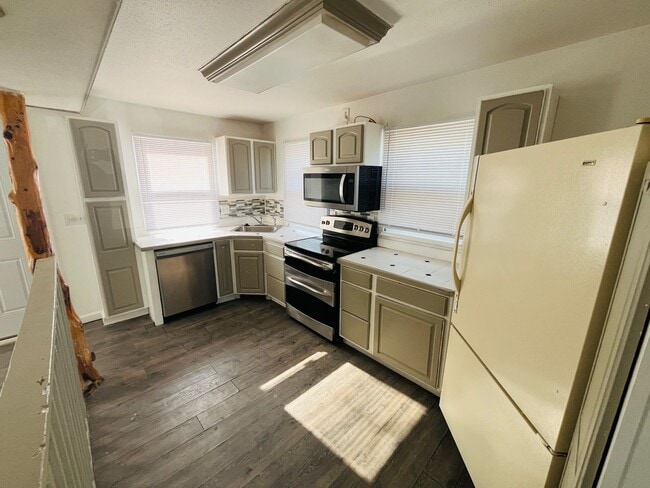 Building Photo - 4 bed, 3 bathroom Home