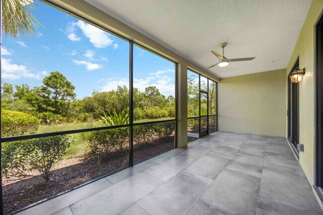 Building Photo - "Spacious 2-Bed, 2-Bath W/Den Condo Retrea...