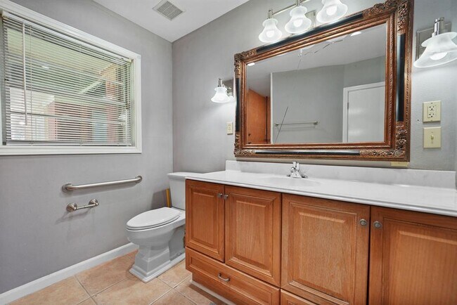 Building Photo - 2210 San Jacinto Dr