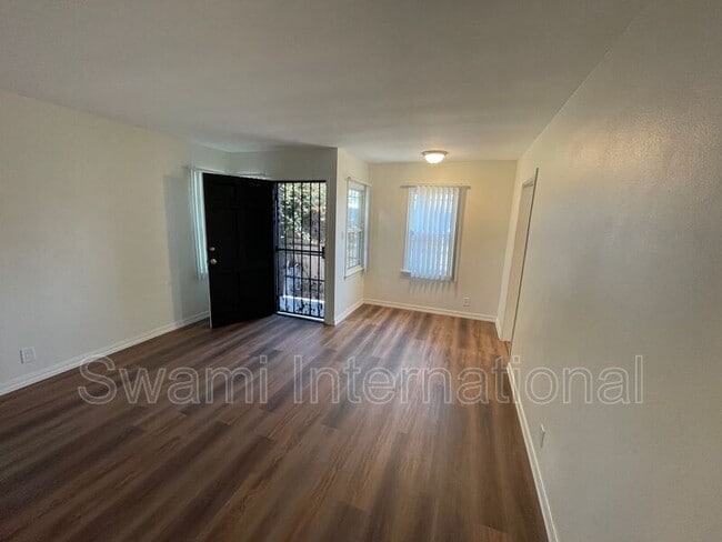 Building Photo - 724 W 80th St
