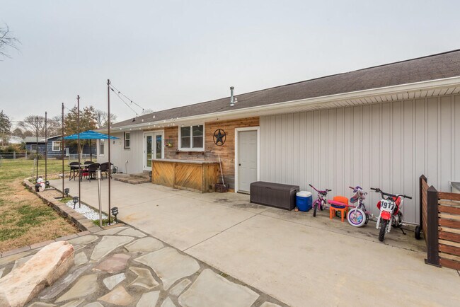 Building Photo - Knoxville 37918 - 2 Bedroom, 1 Bath, Ranch in Fountain City - Call or text Ryan Fogarty (865) 333...