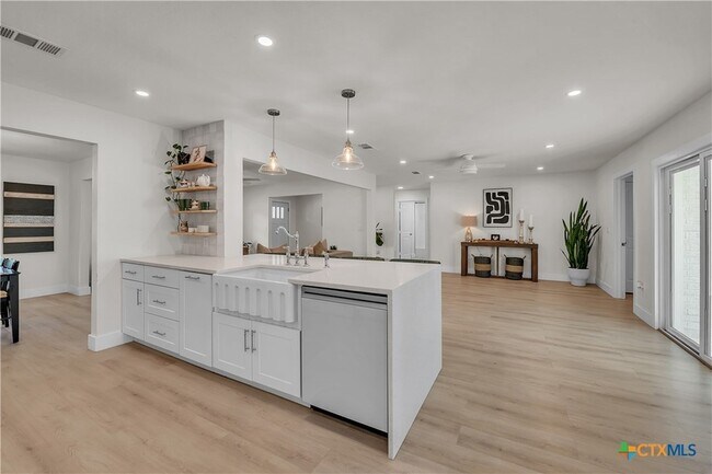 Building Photo - 513 Santa Clara Rd