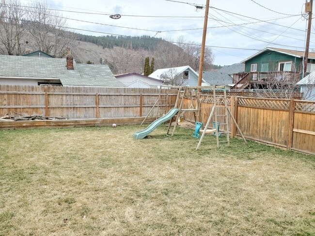 Building Photo - 2010 1st St