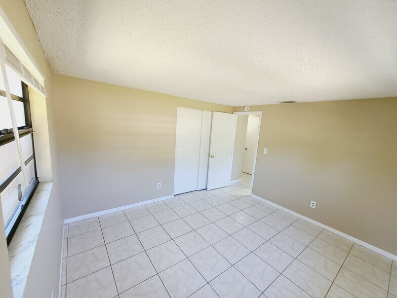 Building Photo - 4747 15th Ave S