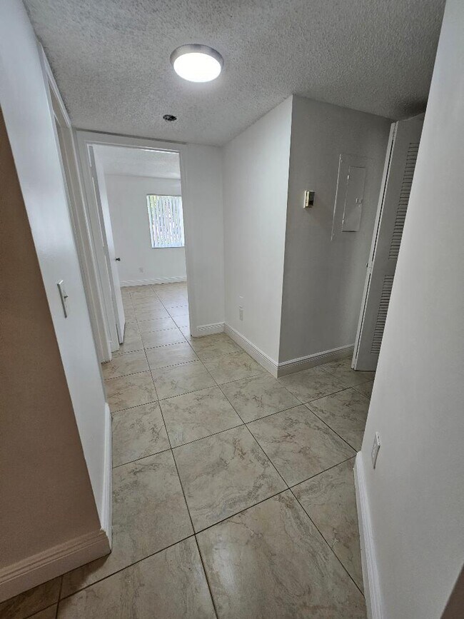 Building Photo - 460 S Park Rd