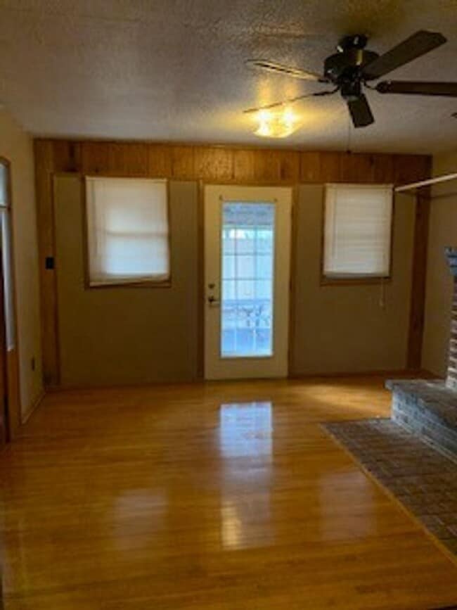 Building Photo - Large 3 BR 2 BA house w beautiful woodwork...