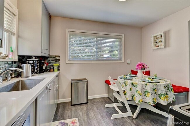 Building Photo - Beautiful Home in Dearborn Heights