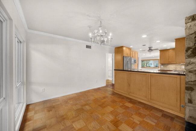 Building Photo - Adorable 3 Bed / 2 Bath Home w/ Detached 2 Car Garage