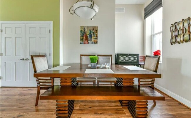 Building Photo - Gorgeous 3 bedroom townhome in Pittsburgh's Fineview Neighborhood