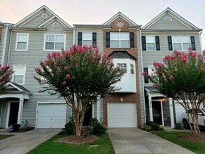 Building Photo - 3 Bed, 3.5 Bath Townhome with Garage!