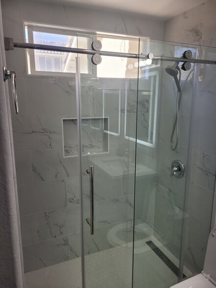 Building Photo - 18885 Oakview Way