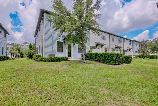 Building Photo - Beautiful 4/3.5 Townhome with a Spacious 2 Car Garage Located in Trails at Moss Park - Orlando