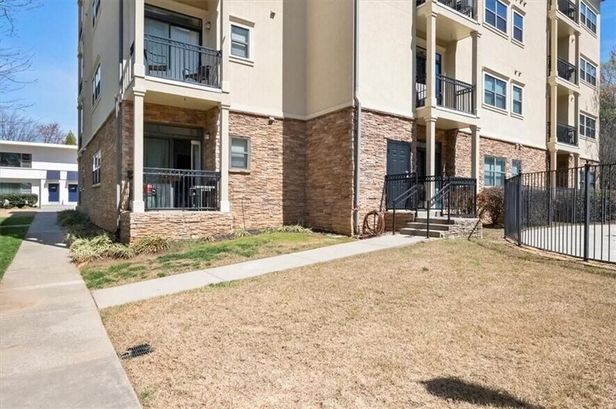 Building Photo - 2230 Cheshire Bridge Rd NE