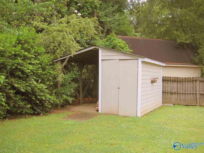 Building Photo - 4000 Garth Rd SE