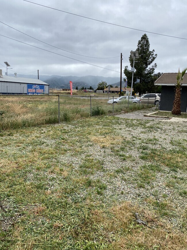 Building Photo - 16510 Lakeshore Dr