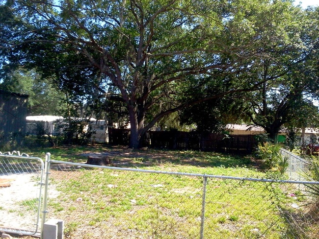 Building Photo - 3BR/1BA with HUGE Backyard, Laminate Wood ...