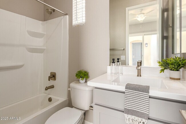 Building Photo - 1535 E Dublin St