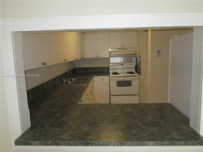 Building Photo - 10000 NW 80th Ct