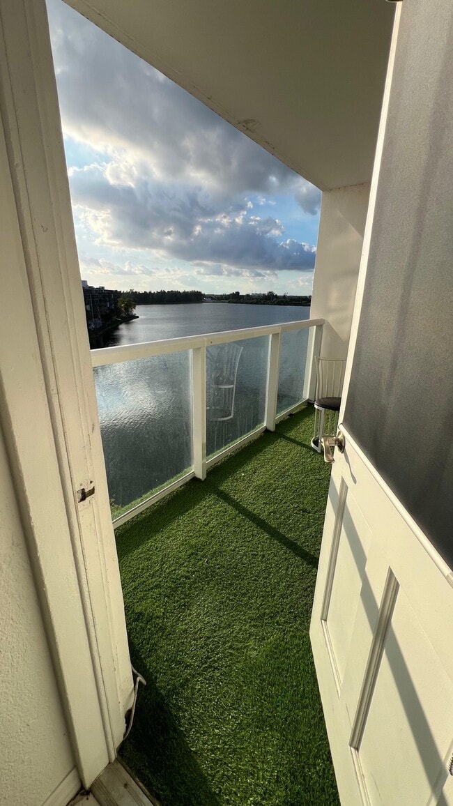 Building Photo - 1301 NE Miami Gardens Dr