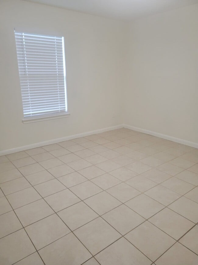 Building Photo - 607 Salma Ct