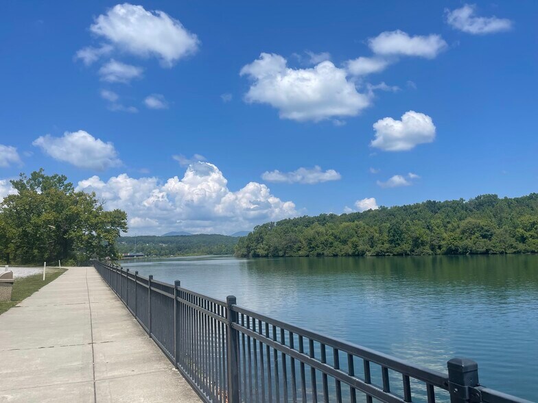 Melton lake is 5 min away - 121 Arcadia Ln