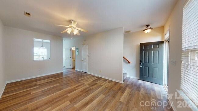 Building Photo - 5545 Seths Dr