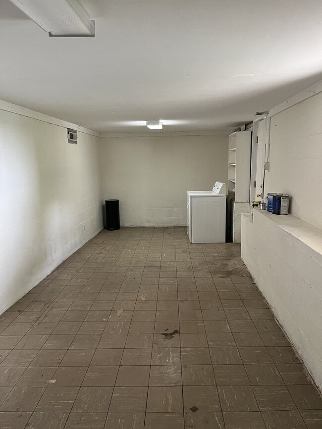 Building Photo - Charming 3-Bed Home with Hardwood Floors &...