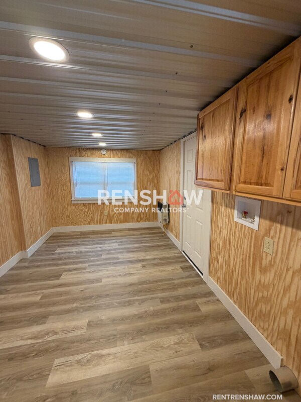 Building Photo - 123 Barham St