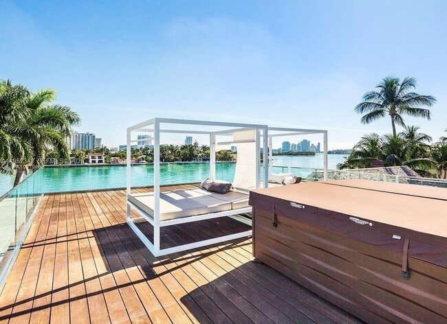 Building Photo - 321 E Dilido Dr