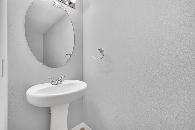 Building Photo - 2471 Seven Oaks Dr