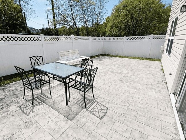 Building Photo - 805 Gem Ct