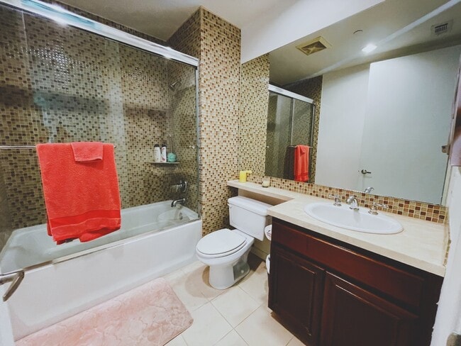 Building Photo - 637 S Fairfax Ave