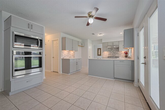 Building Photo - 3131 Double Lake Dr