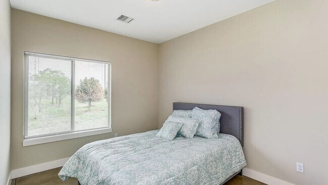 Bedroom 2 - 902 W Onewood Pl