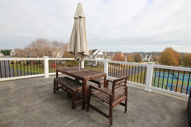 Building Photo - Like New End Unit Townhouse!