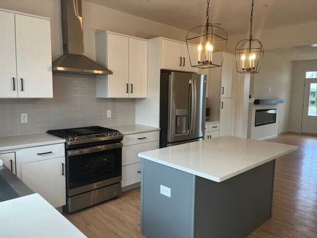 Building Photo - Stunning 3 Bedroom 2.5 Bathroom