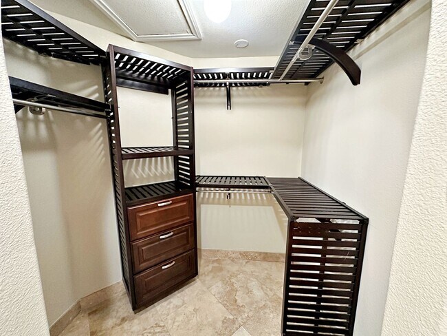 Building Photo - FREE WEEK PROMO! 2 BEDROOM 2 BATH GUARD GATED PARK AVENUE CONDO OFF THE STRIP!