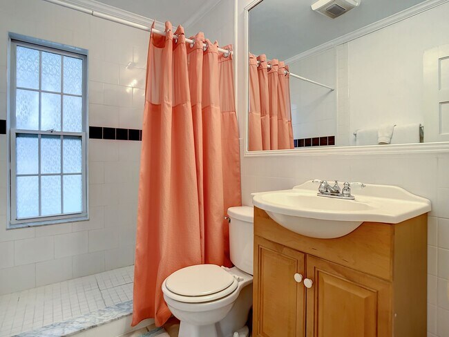 Building Photo - Charming Carriage House