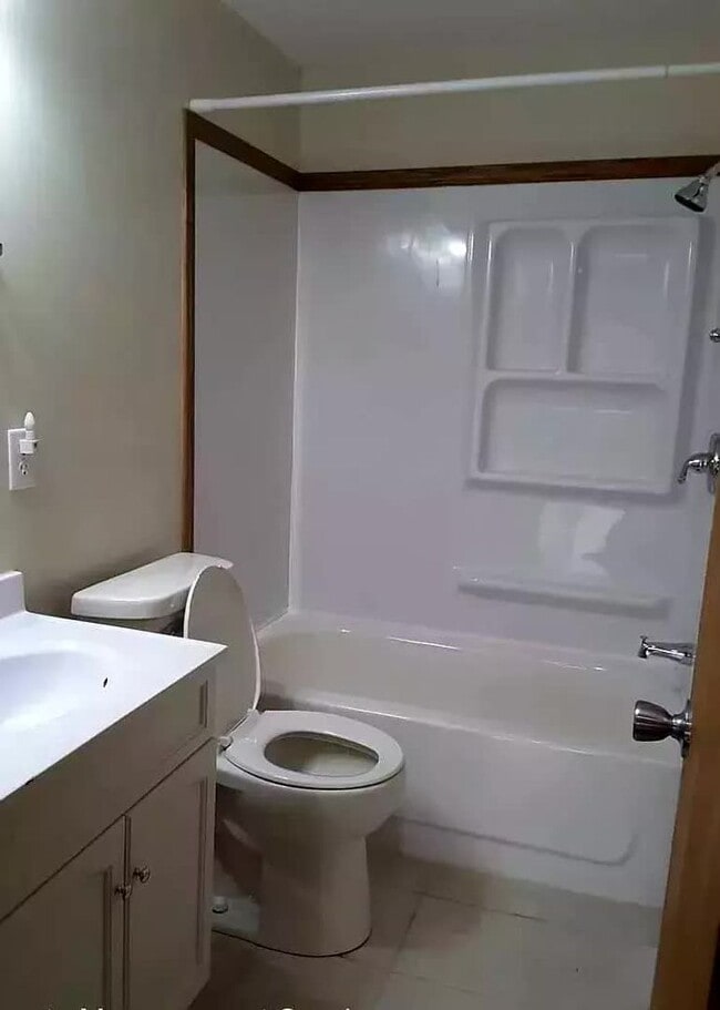 Building Photo - 3 Br Home Available in Nice Neighborhood J...
