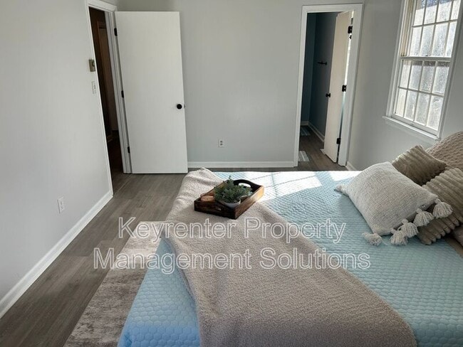 Building Photo - 17 White Oak Dr