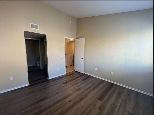 Building Photo - Gorgeous 2BR/2.5BA Condo in University City/Golden Triangle