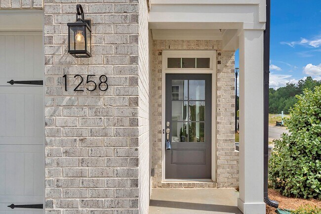 Building Photo - Luxury Westshore Townhome