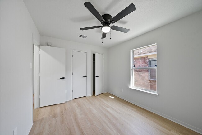 Building Photo - 5203 Panay Park Dr