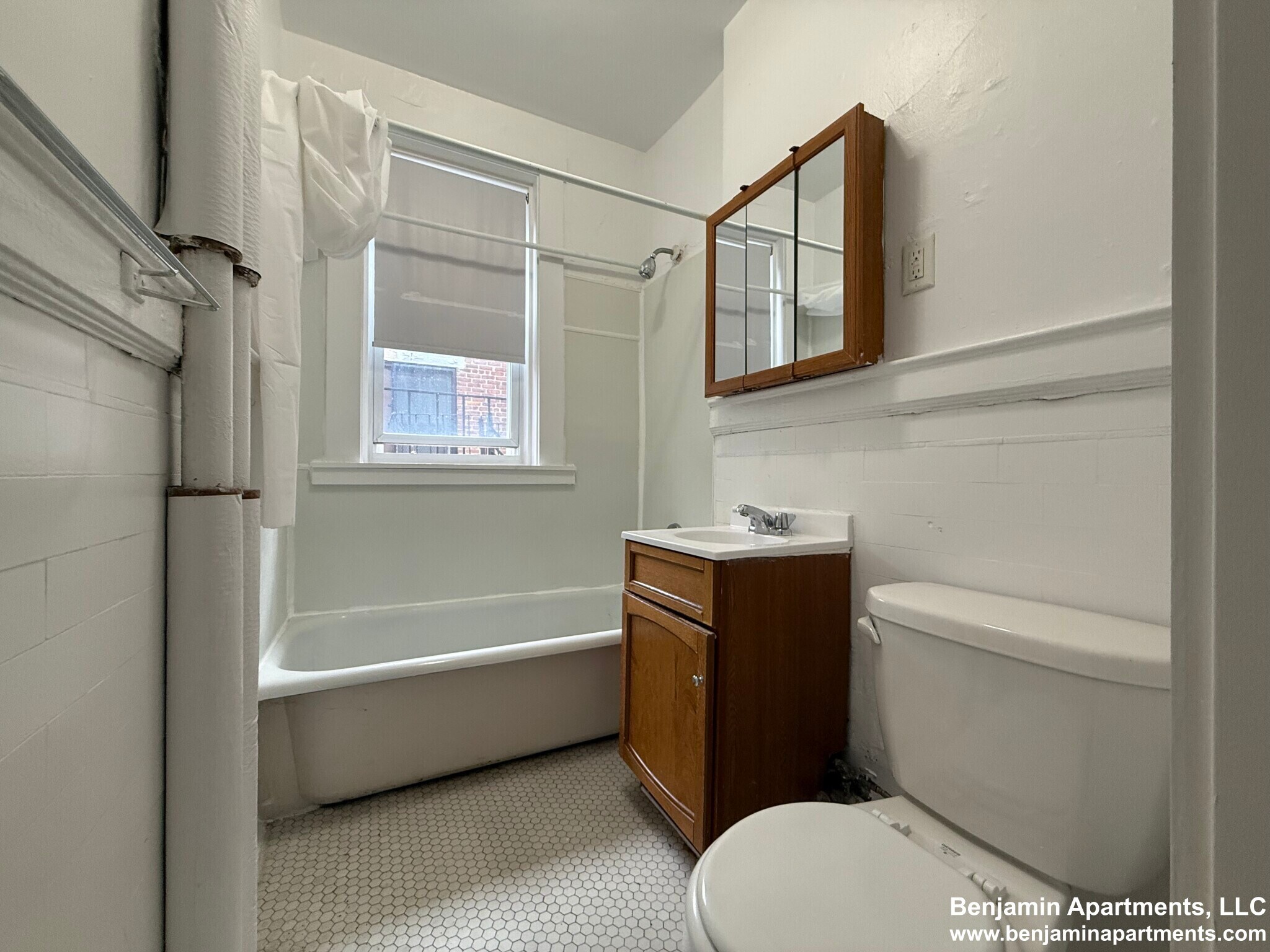 Building Photo - 165 Park Dr