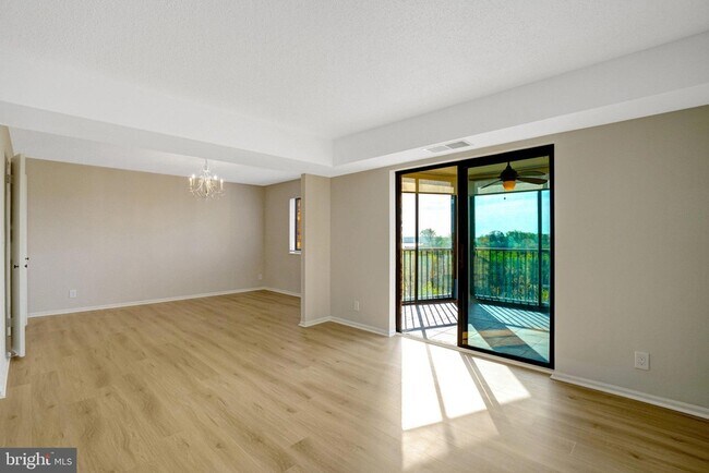 Building Photo - 5904 Mt Eagle Dr