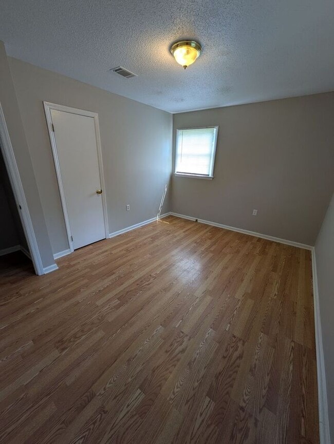 Building Photo - 3BD/2BA Single Family Home w/ Garage in Hickory